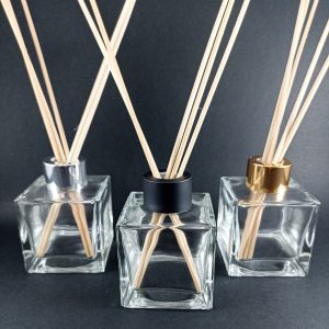 Aromatizador 50ml cuadrado con tapa Plata, Negra o Dorada y varitas en diferentes opciones de colores