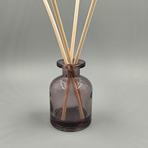 Aromatizador modelo botella 100ml en color ámbar o negro esfumado con 5 varitas