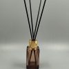 Aromatizador modelo Rectangular 40ml ÁMBAR con varitas negras